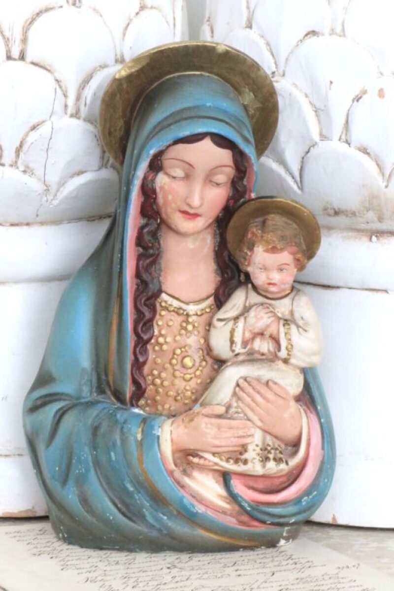 Oude buste madonna en kind