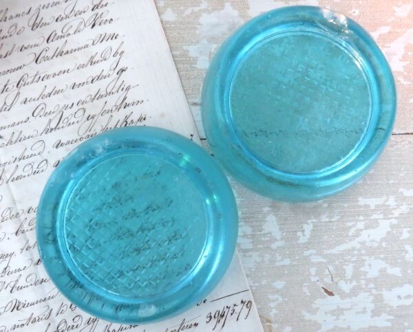 Oude turquoise persglazen verhoger.