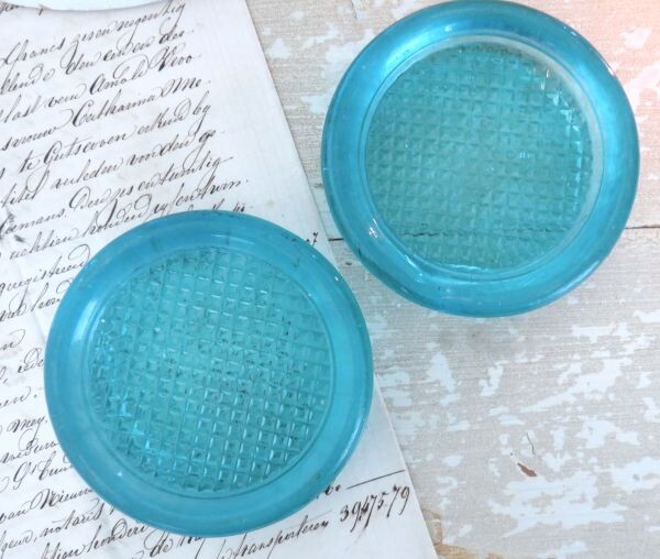 Oude turquoise persglazen verhoger.