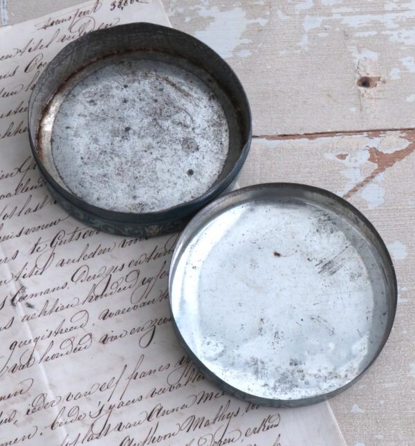 Antiek blikje Lourdes "Pastilles à L'Eau de la Grotte"