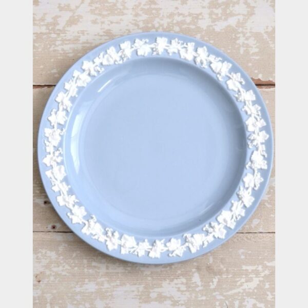 Bord Wedgwood "Embossed Queen's Ware "Druiven & bladeren", jaren 50