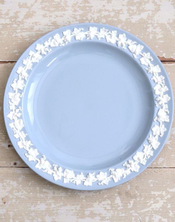 Bord Wedgwood "Embossed Queen's Ware "Druiven & bladeren", jaren 50