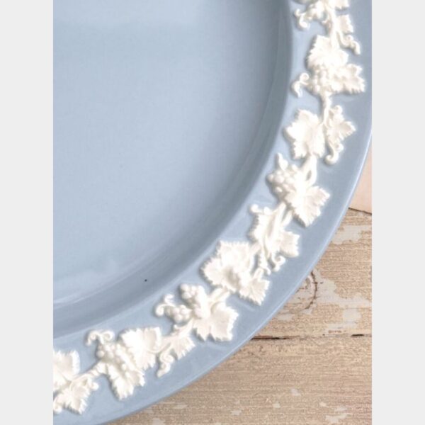 Bord Wedgwood "Embossed Queen's Ware "Druiven & bladeren", jaren 50