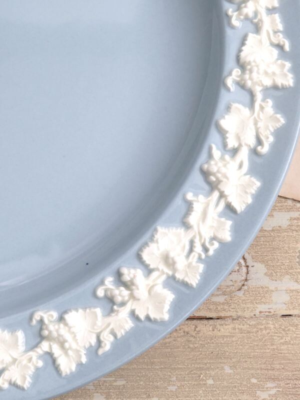 Bord Wedgwood "Embossed Queen's Ware "Druiven & bladeren", jaren 50