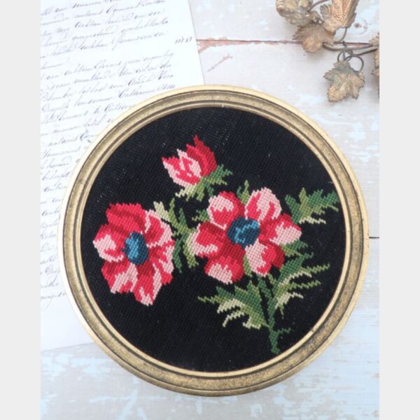Oud borduurwerk "Anemonen"