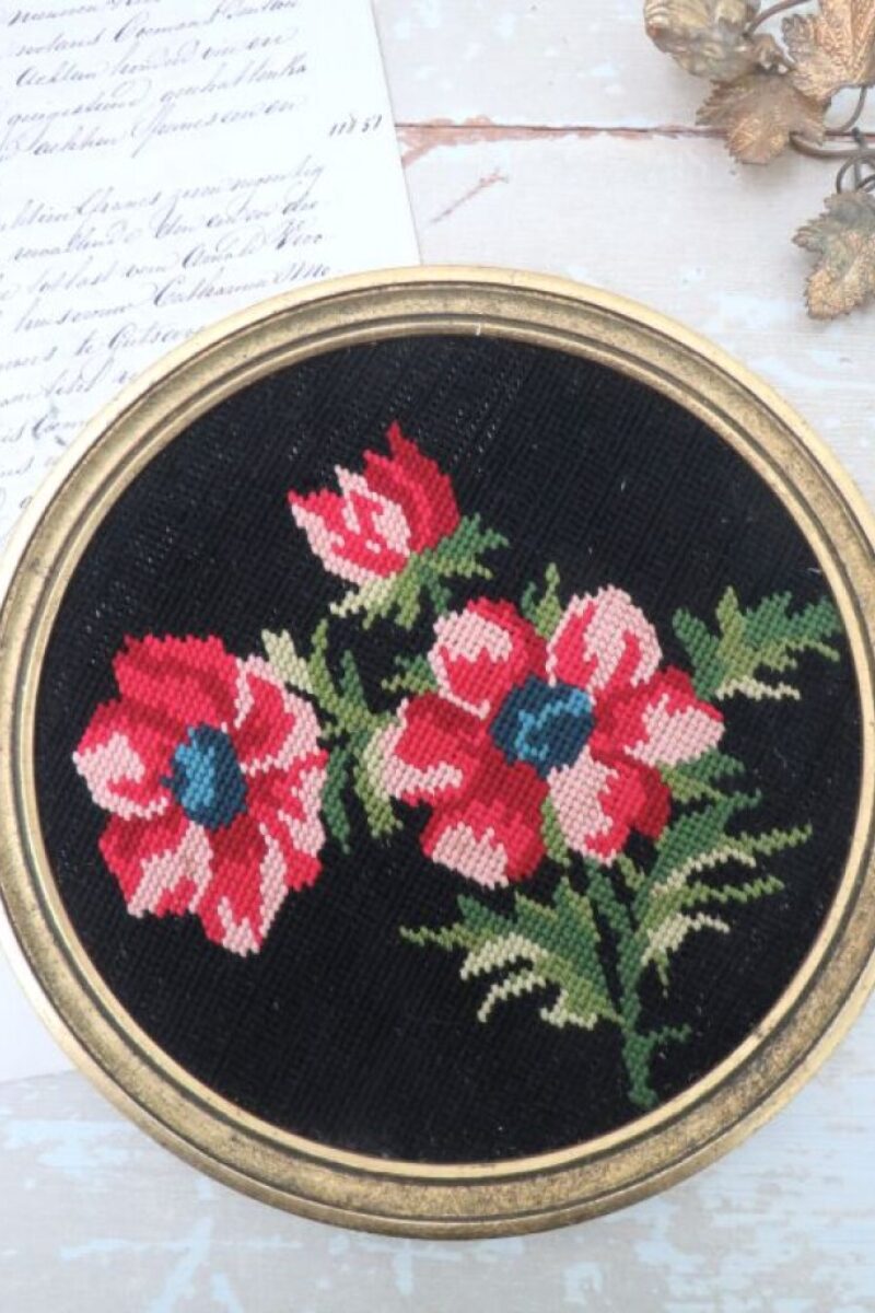 Oud borduurwerk "Anemonen"