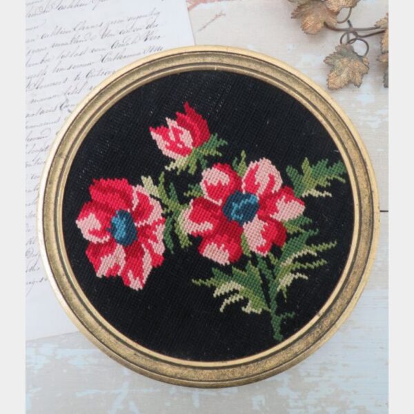 Oud borduurwerk "Anemonen"